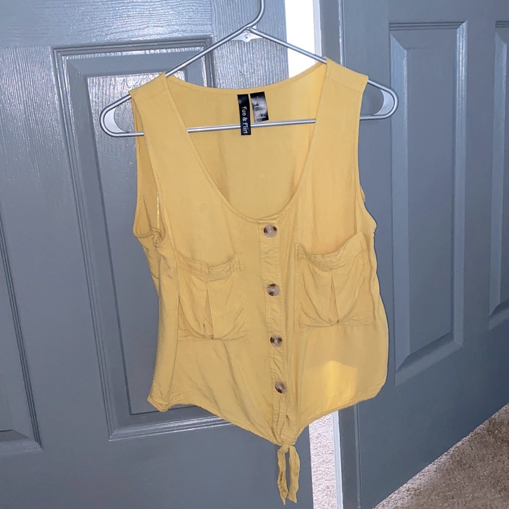 Tie tank with buttons